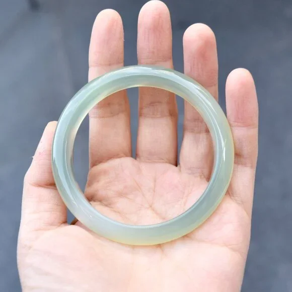 Elegant Jade Green Bracelet - Picture 5 of 6